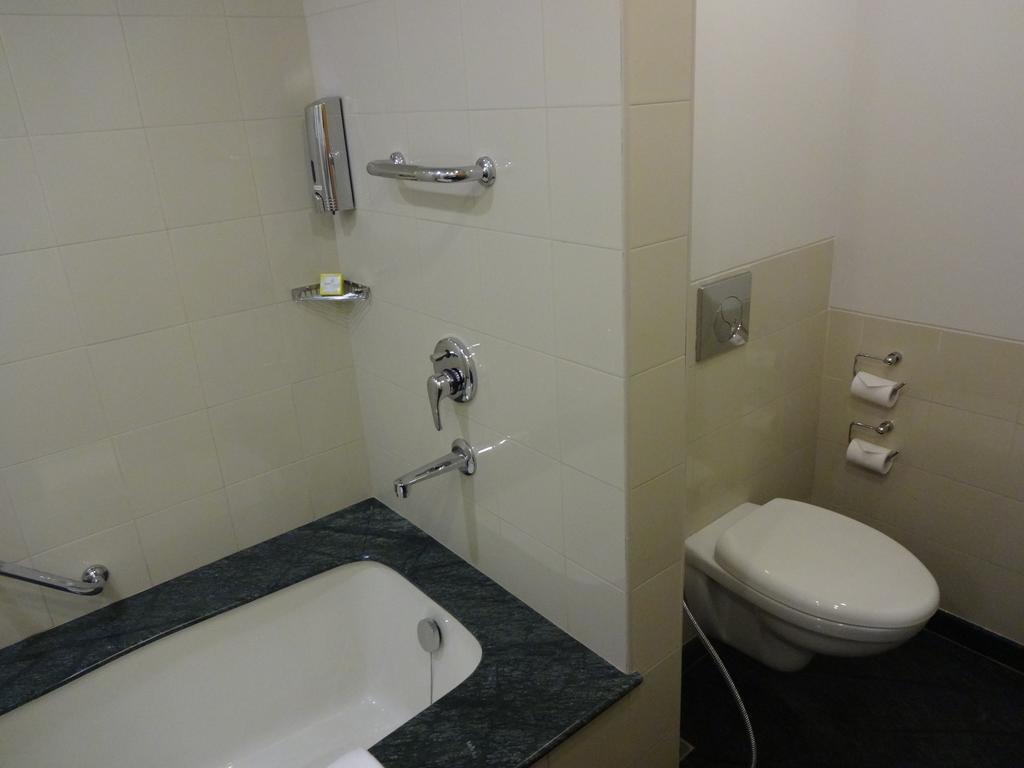 Lemon Tree Hotel, Gachibowli, Haiderabad Kamer foto