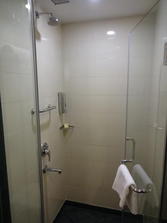 Lemon Tree Hotel, Gachibowli, Haiderabad Buitenkant foto