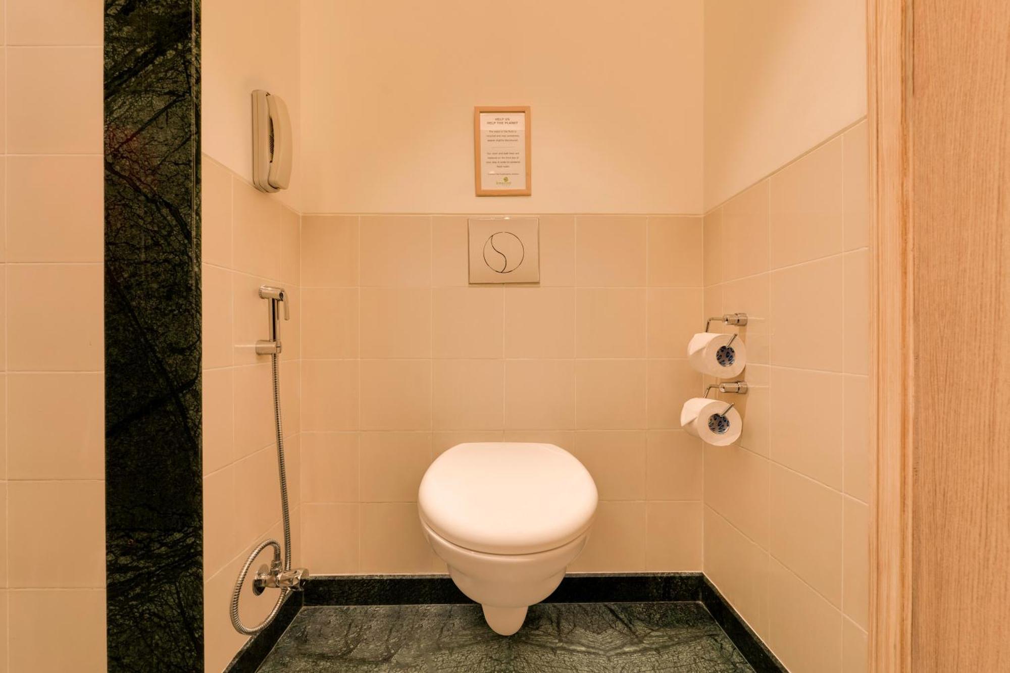 Lemon Tree Hotel, Gachibowli, Haiderabad Buitenkant foto
