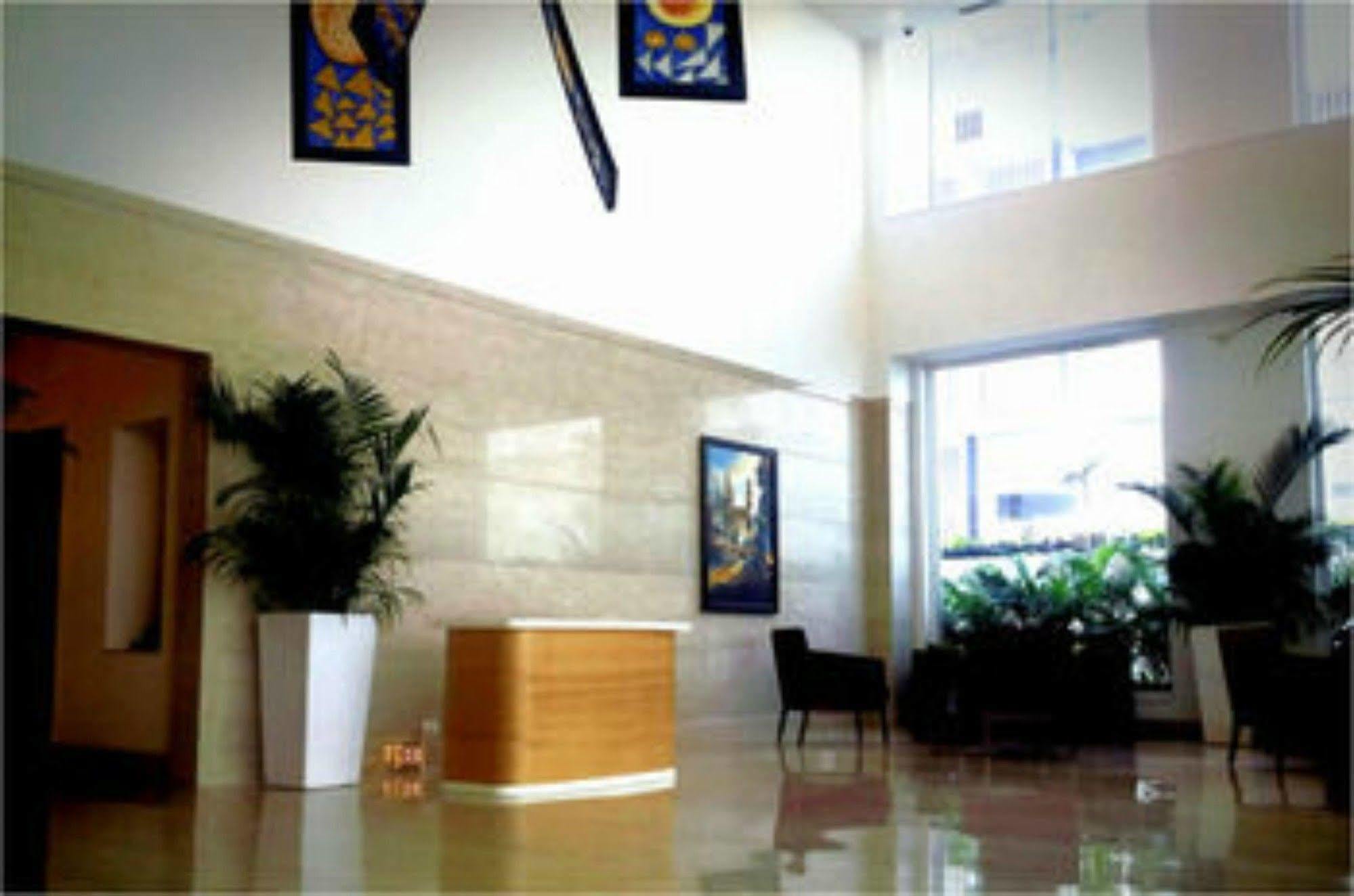 Lemon Tree Hotel, Gachibowli, Haiderabad Buitenkant foto