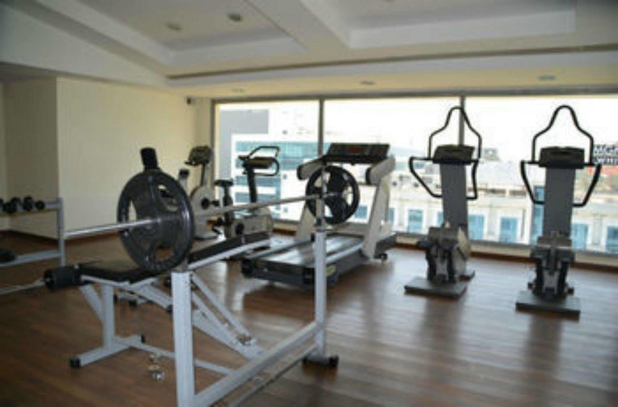 Lemon Tree Hotel, Gachibowli, Haiderabad Buitenkant foto
