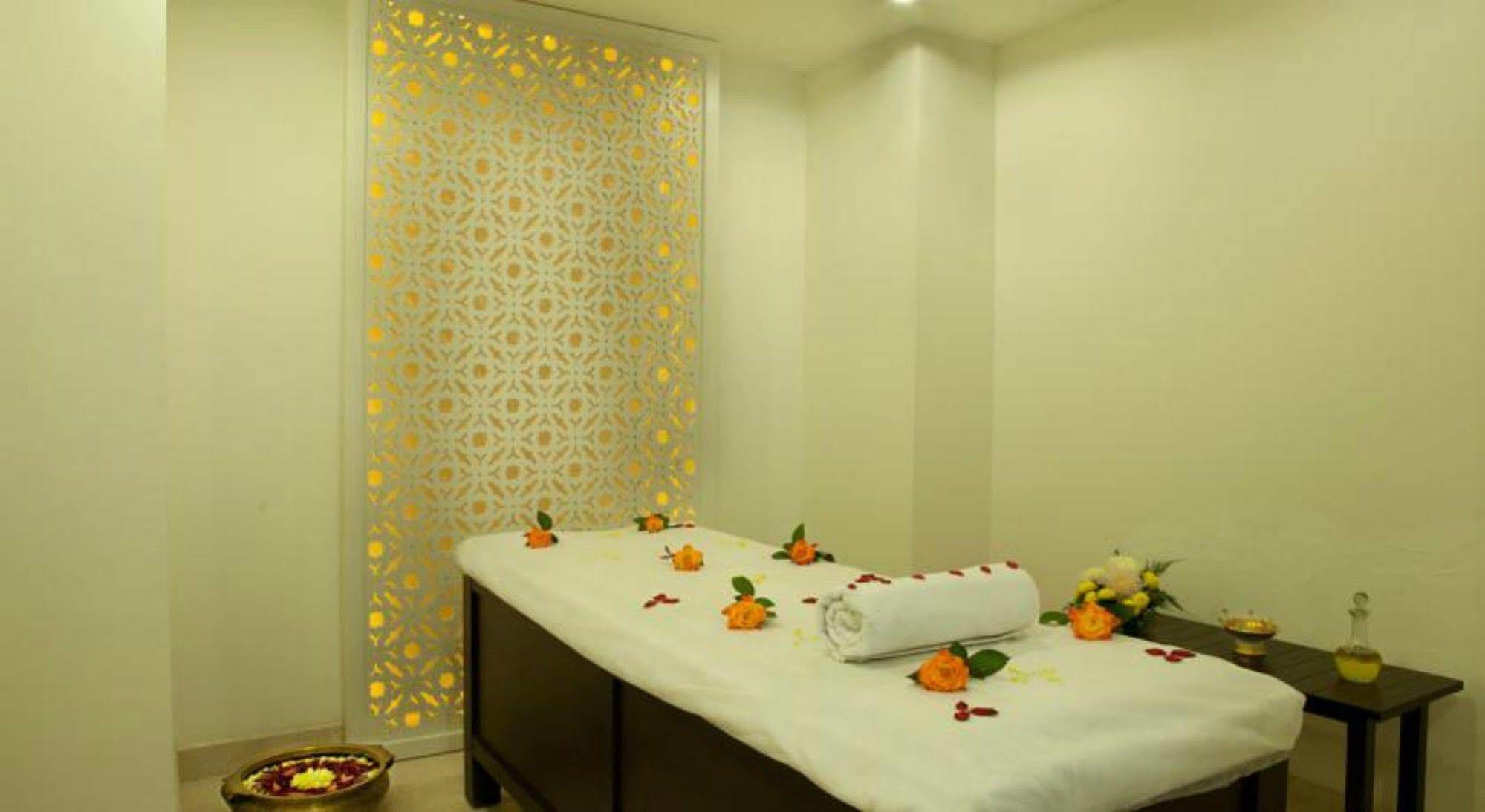Lemon Tree Hotel, Gachibowli, Haiderabad Buitenkant foto