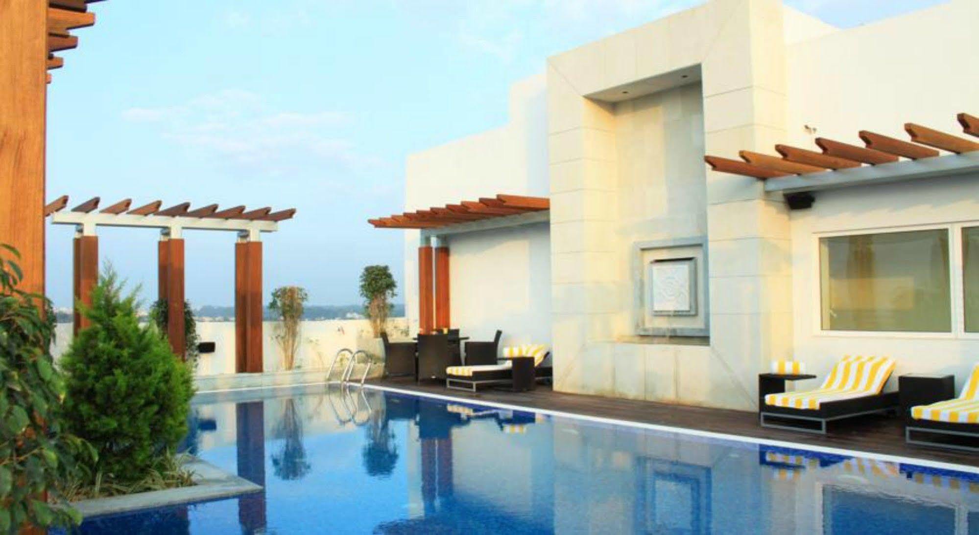 Lemon Tree Hotel, Gachibowli, Haiderabad Buitenkant foto